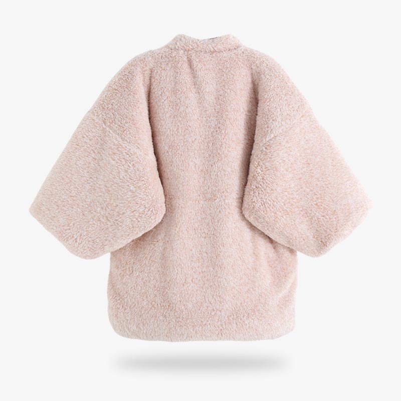 Ce manteau blanc est un hanten femme japonais. La matière du kimono d'hiver est molletonnée et douce. La couleur du tissu doux est blanc