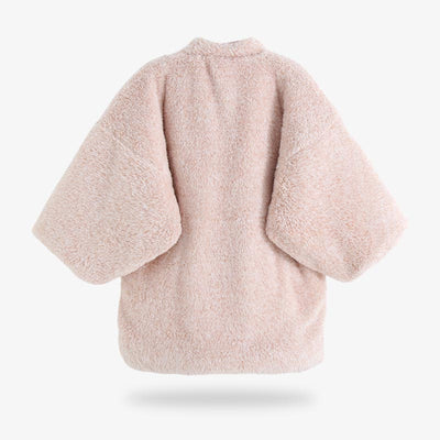 Ce manteau blanc est un hanten femme japonais. La matière du kimono d'hiver est molletonnée et douce. La couleur du tissu doux est blanc