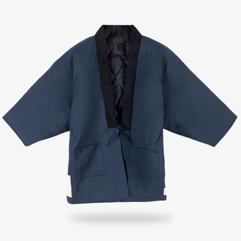 un manteau hanten pour homme de couleur bleu marine avec un col noir. deux poches latérales sont cousus sur le tissu en coton