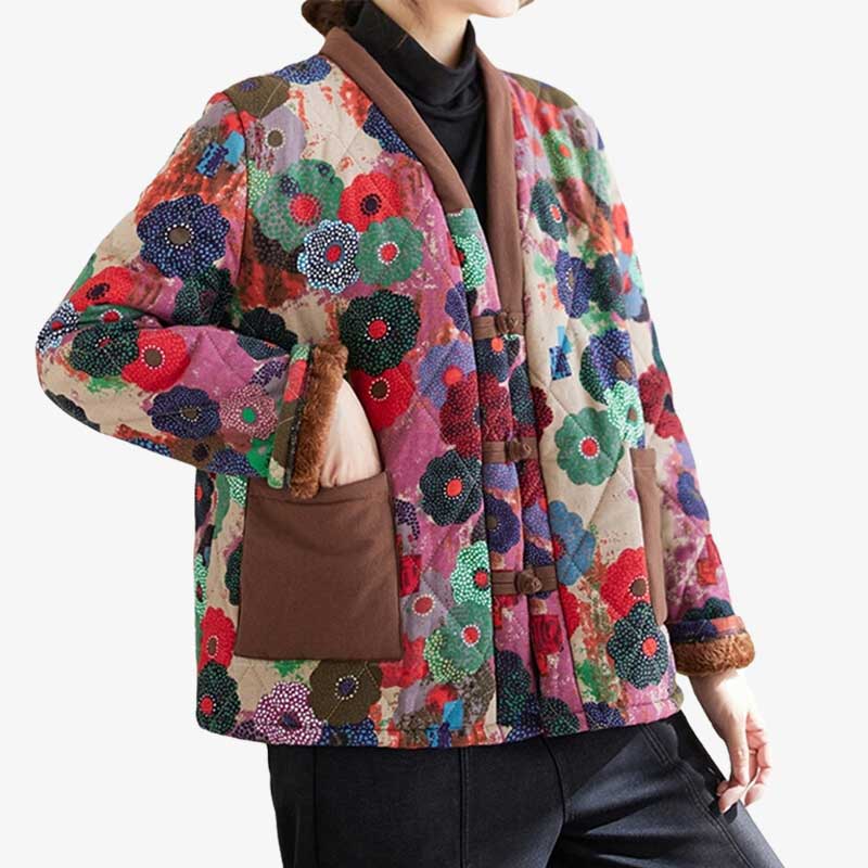 Cette Hanten jacket est un manteau japonais femme. Le coloris de la veste est un motif floral imprimé sur la matière matelassée du manteau kimono