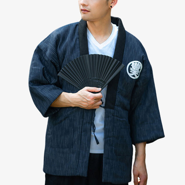 ce manteau hanten japonais est une veste de kimono pour homme ou pour femme. Le manteau japonais traditionnel est de couleur bleu avec un kanji de clan imprimé au niveau de l'épaule