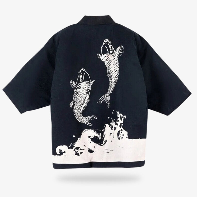 Ce manteau hanten kimono est un vêtement japonais traditionnel. Le dos de cette veste samouraï est imprimé avec deux carpes Koi blanches sur le tissu noir