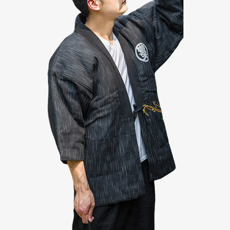 Un homme japonais est habillé avec un hanten noi. C'est un manteau japonais traditionnel