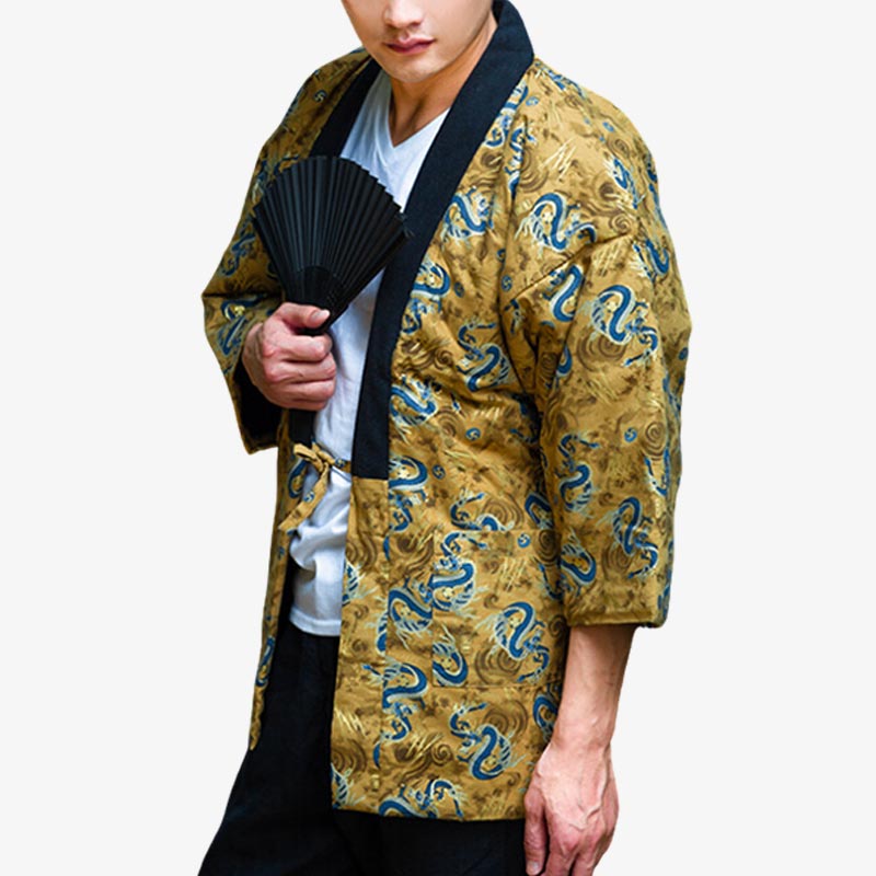 Un homme est habillé avec un hanten Tokyo. C'est un manteau japonais homme de couleur jaune avec des motif de dragons japonais sur le tissu molletonné