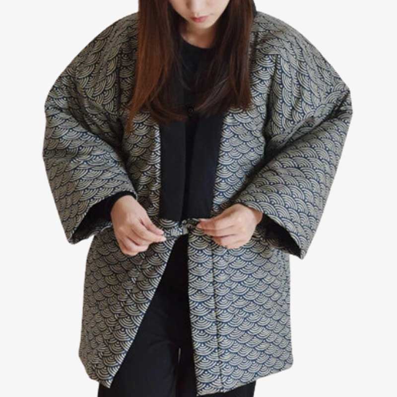 UN manteau japonais femme style hanten vintage avec des motifs japonais traditionnels seigaiha