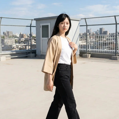 Cardigan haori beige porté sur un toit, le devant ouvert tenu par la mannequin