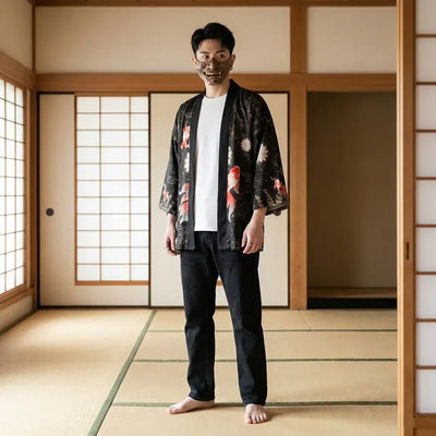 Soulive Haori porté par un homme dans une pièce japonaise traditionnelle, vue de face