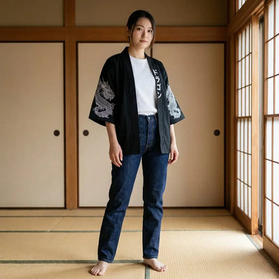 Kimono Haori Homme porté par une femme dans une pièce japonaise traditionnelle