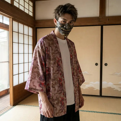 Haori Dragon porté par un homme dans une pièce japonaise traditionnelle, vue de face