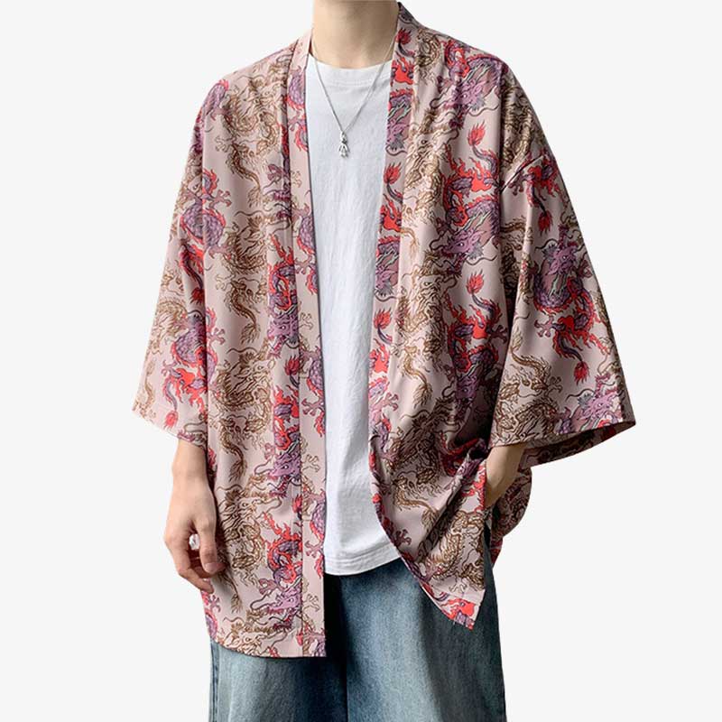 Un homme japonais est habillé avec une veste haori dragon. La veste de kimono est de couleur beige et se porte ouverte sans ceinture