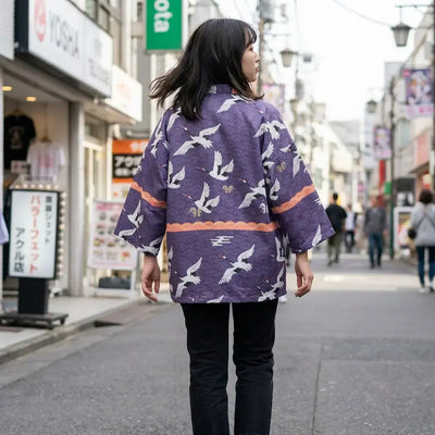 Haori Tokyo porté par une femme dans une pièce japonaise traditionnelle
