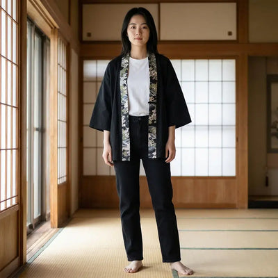 Veste Haori porté par une femme dans une pièce japonaise traditionnelle