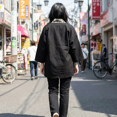 Veste Haori porté par une femme dans une pièce japonaise traditionnelle