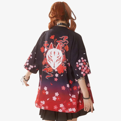 Haori femme japonisant mêlant héritage culturel et mode moderne, motif masque kitsune et fleurs de sakura sur coton noir et rouge