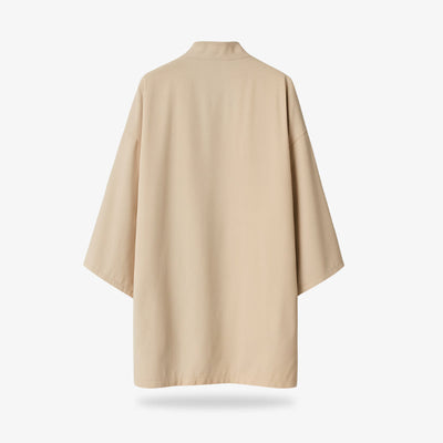 Dos d'une veste kimono beige pour femme sur fond blanc