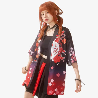 Haori femme avec motifs masque kitsune et fleurs de sakura, coupe contemporaine idéale pour le layering en toute saison