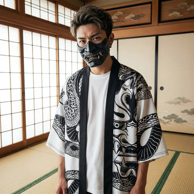 Haori Hannya noir et blanc porté dans une pièce tatami avec motif masque et vagues