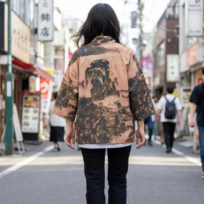 Femme vue de dos portant un haori streetwear dans une rue de Harajuku