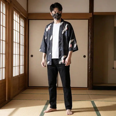 Haori Japonais porté par un homme dans une pièce japonaise traditionnelle, vue de face
