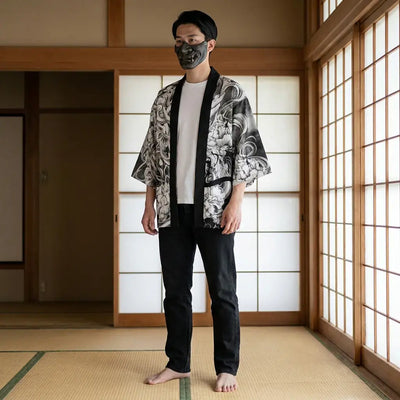 Veste Kimono Homme porté par un homme dans une pièce japonaise traditionnelle, vue de face