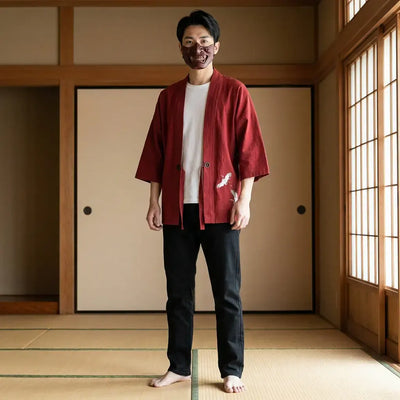 Haori Traditionnel porté par un homme dans une pièce japonaise traditionnelle, vue de face
