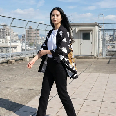 Haori imprimé tigre photographié sur un toit en ville
