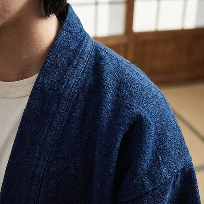 Gros plan sur le tissu imprimé et la manche d'une veste kimono homme