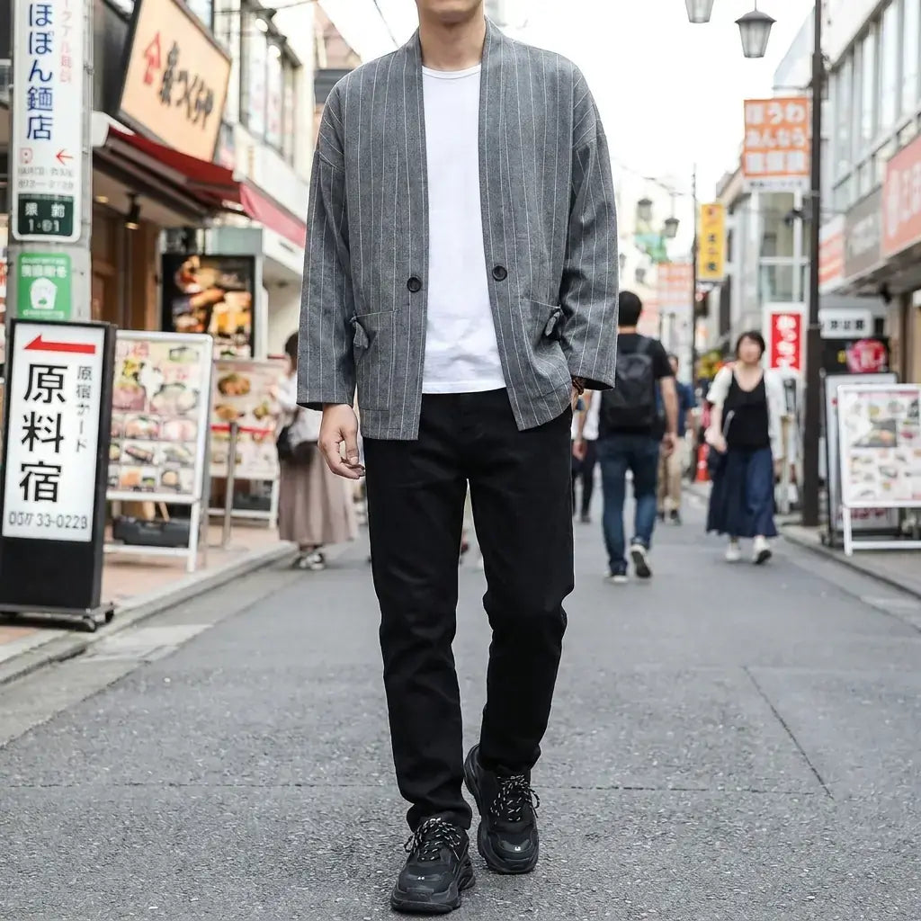 Haori Jacket Tsuru porté par un homme dans une pièce japonaise traditionnelle, vue de face