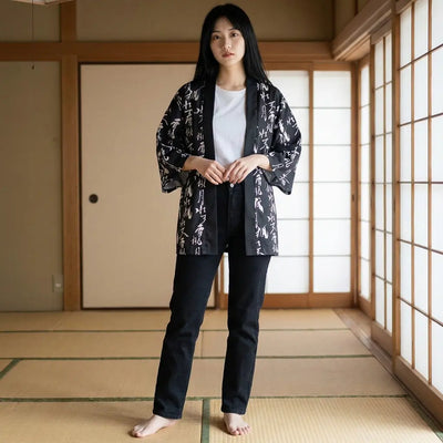 Femme portant une veste kimono haori dans un washitsu avec tatami et shoji