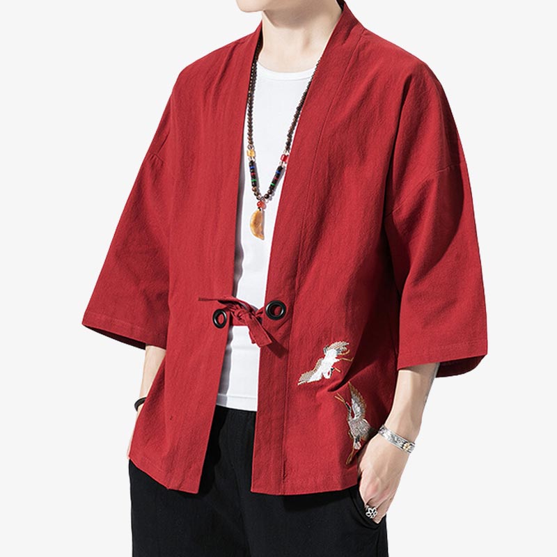 Un homme est habillé avec une haori japonais traditionnel de couleur rouge