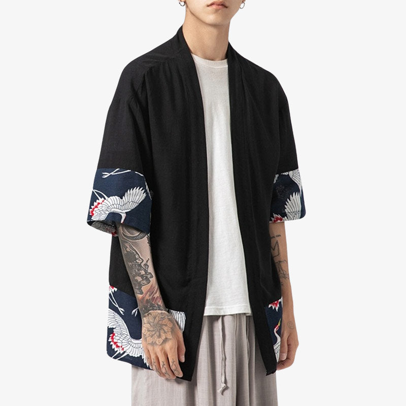 Cette veste haori kimono cardigan est de couleur noire avec un motif grue tsuru sur les maches