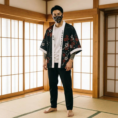 Haori kitsune sakura porté par un homme dans une pièce traditionnelle japonaise