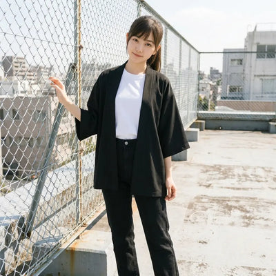 Haori minimaliste femme superposé sur une tenue casual