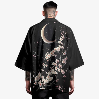 Homme vêtu d'un haori lune aux motifs discrets de lune et de fleurs de sakura