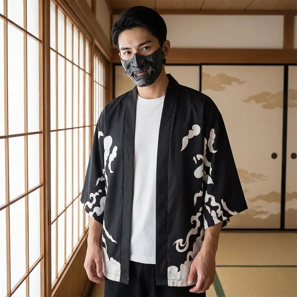 Haori Murasame porté par un homme dans une pièce japonaise traditionnelle, vue de face