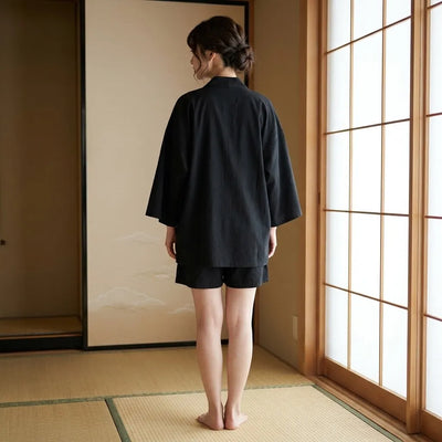 Haori noir homme de dos, coupe cardigan japonais