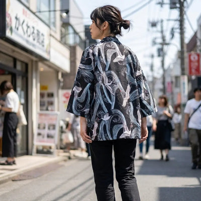Haori streetwear harajuku porté dans une rue de Harajuku
