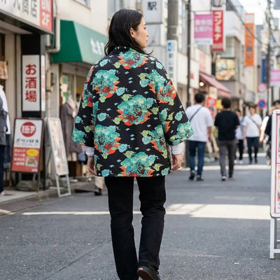 Streetwear Haori porté par une femme dans une pièce japonaise traditionnelle