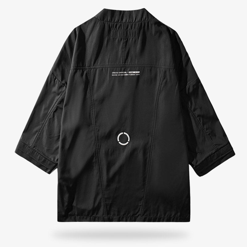 Une veste haori techwear noir pour un style japonais streetwear sombre