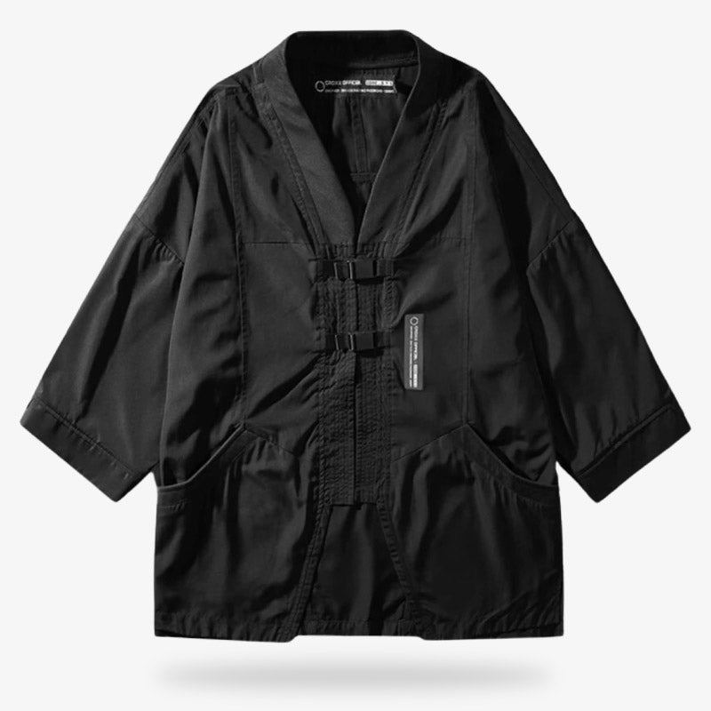 Ce haori techwear est de couleur noir. C'est une veste kimono porté avec un style japonais streetwear