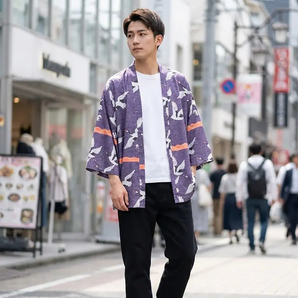 Haori Tokyo porté par un homme dans une pièce japonaise traditionnelle, vue de face