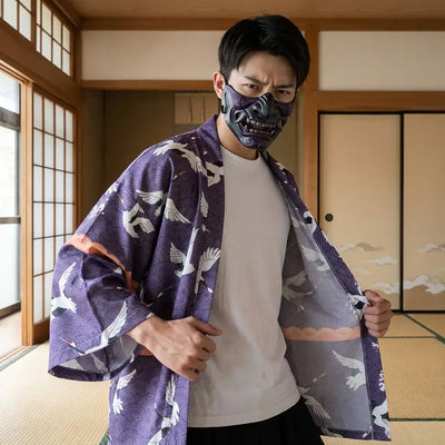 Haori Tokyo porté par un homme dans une pièce japonaise traditionnelle, vue de face