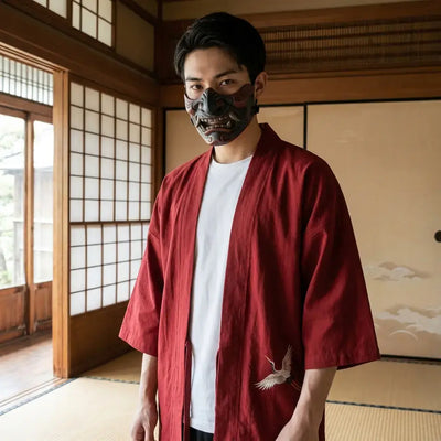 Haori Traditionnel porté par un homme dans une pièce japonaise traditionnelle, vue de face