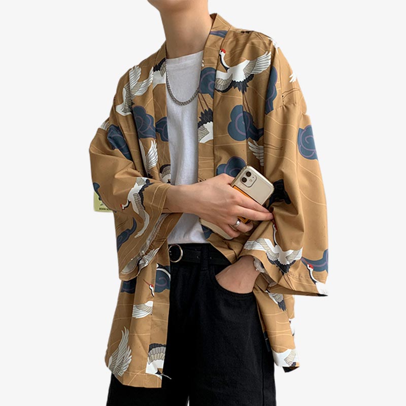 Un homme est habillé avec un Haori Yukate japonais. C est une veste kimono homme qui se porte par dessus un vêtement japonais traditionnel. Ou bien par dessus un T-shirt blanc pour un style japonais moderne et streetwear