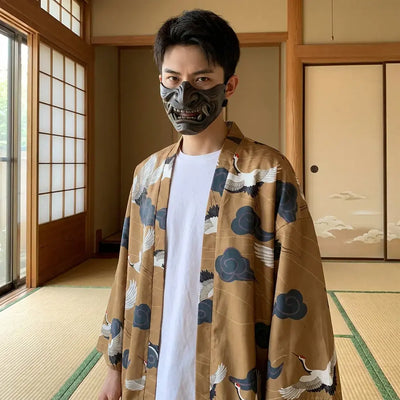 Haori Yukata porté par un homme dans une pièce japonaise traditionnelle, vue de face