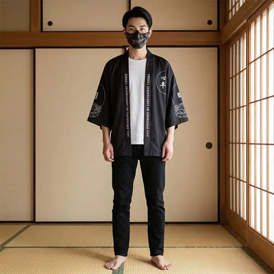 Kimono japonais Kyoto porté par un homme dans une pièce japonaise traditionnelle, vue de face