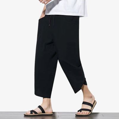 Homme portant un pantalon japonais casual noir à la coupe décontractée et détails discrets d'inspiration japonaise