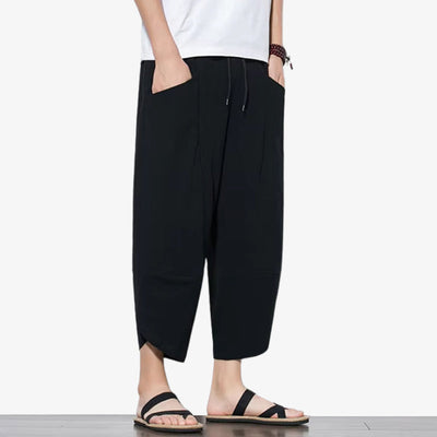 Homme portant un pantalon japonais casual noir avec sandales et t-shirt zen blanc