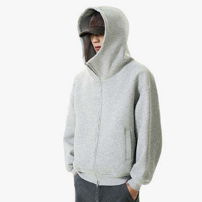 Homme portant un sweat Harajuku gris à capuche et zip, inspiré du streetwear de Tokyo