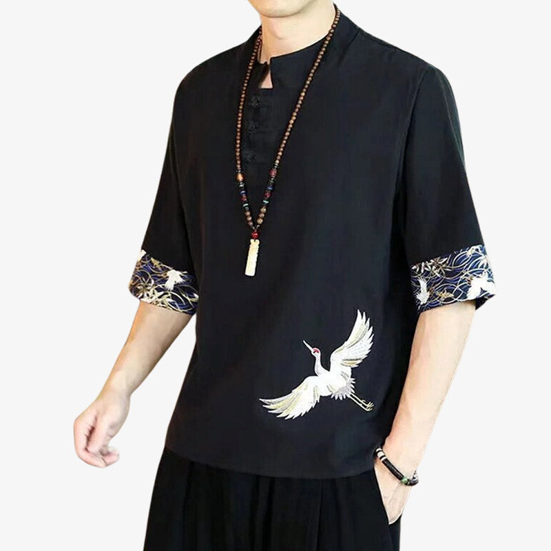 Homme portant un t-shirt japonais traditionnel brodé d'un motif d'oiseau tsuru